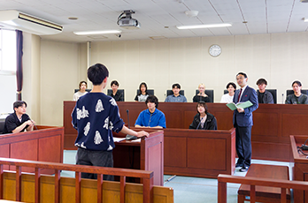 法律学科 学科紹介 カリキュラム 獨協大学 法学部